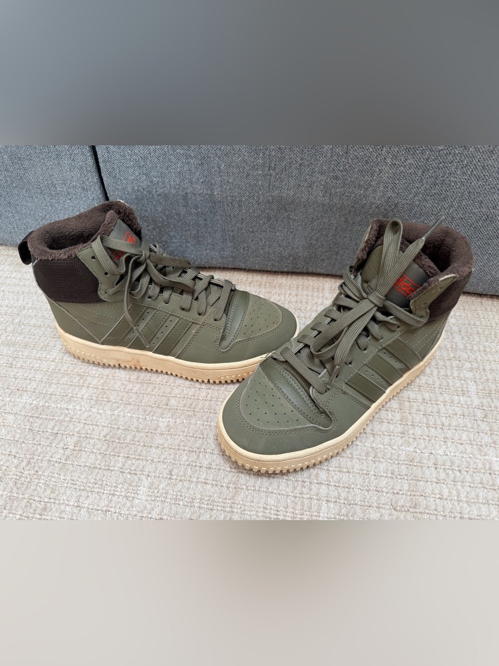 Lightly worn ADIDAS BOYS SIZE 4 TURNAROUND MID SHOES KIDS fuzzy high tops green